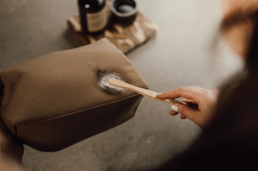 Logotrade Werbeartikel das Foto: VINGA Sloane Kulturtasche aus RCS recyceltem Polyester