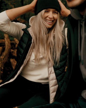 Logo trade meened foto: Iqoniq Meru naiste taaskasutatud polüestrist vest