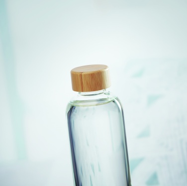 Logotrade firmakingi foto: Klaaspudel 650ml bambusest kaas