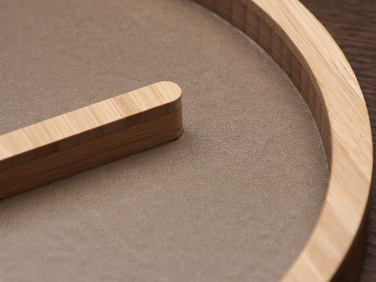 Logotrade meened pilt: Puidust alus/asjade korrastaja 1843292