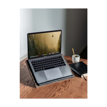 Logotrade ärikingi foto: Gusta sülearvuti alus