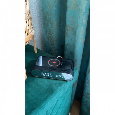 Logotrade ärikingi foto: Äratuskell ja juhtmevaba laadija ADELAIDE