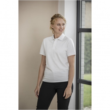 Logotrade liikelahja mainoslahja kuva: Emerald lyhythihainen unisex Aware™-poolopaita kierrätetystä materiaalista