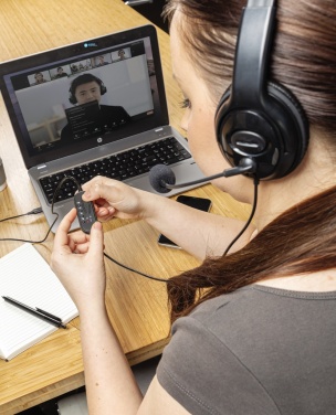 Logo trade liikelahjat mainoslahjat kuva: Työheadset johdolla