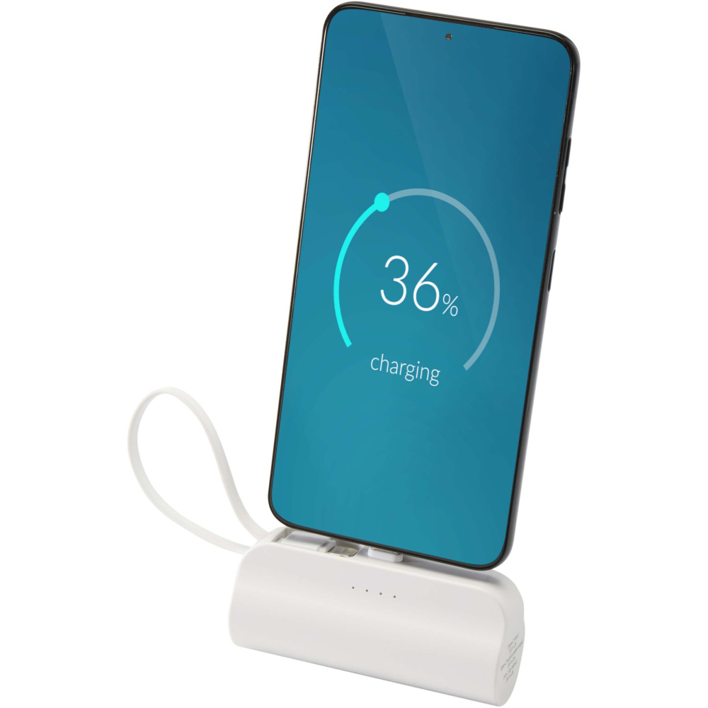 Logotrade mainostuote tuotekuva: Alnair 5 000 mAh:n ja 10 W:n kierrätetystä muovista valmistettu Type-C-varavirtalähde, jossa sisäänrakennettu jalusta ja 2-in-1-kaapeli