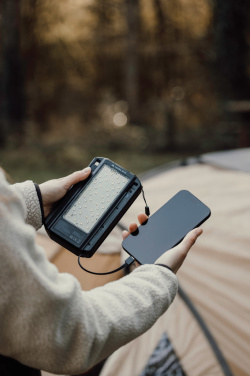 Logotrade liikelahja tuotekuva: Nordic Drift Titan 10 000 mAh aurinkovirtapankki, 3 paneelia