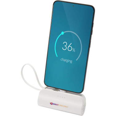 Logotrade firminės dovanos nuotrauka: „Alnair“ 5000 mAh 10 W perdirbto plastiko C tipo išorinė baterija su integruotu atlenkiamu stovu ir 2 viename laidu