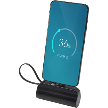Logotrade reklaminės dovanos nuotrauka: „Alnair“ 5000 mAh 10 W perdirbto plastiko C tipo išorinė baterija su integruotu atlenkiamu stovu ir 2 viename laidu