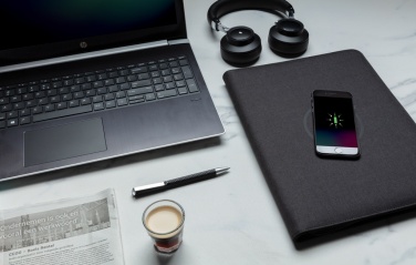 Logotrade Ideja dāvanas foto: Air 5W bezvadu uzlādes portfelis A4 ar 5000 mAh jaudas banku