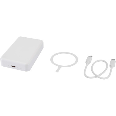 Logotrade ziemassvētku dāvanas foto: Acrab 10.000 mAh 15W magnētiskā bezvadu pārnēsājamā uzlādes ierīce ar 20W PD - izgatavota no pārstrādātas plastmasas