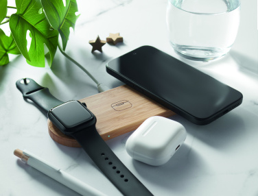 Лого трейд pекламные подарки фото: 3 in 1 15W wireless charger