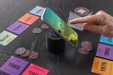 Лого трейд бизнес-подарки фото: Динамик Magpulse RCS из переработанного пластика мощностью 3 Вт с магнитным держателем