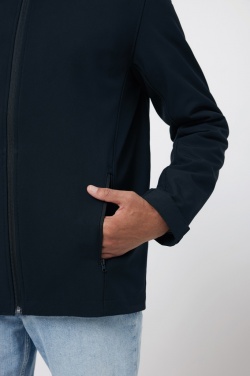 Logotrade profilprodukter bild: Iqoniq Makalu soft shell herrjacka i återvunnen polyester